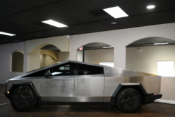 
										2024 Tesla Cybertruck Cyberbeast full									